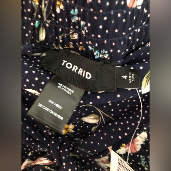 Torrid sz 4 tie front stretch crepe shorts NWT - Picture 7 of 9